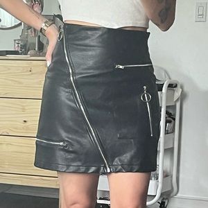 Emo 🖤 Girl skirt. Black leather style skirt with zippers.